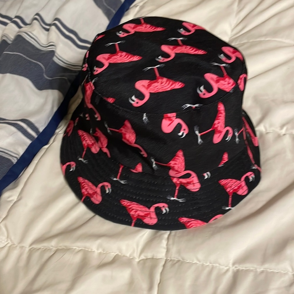 Reversible bucket hat flamingo/black